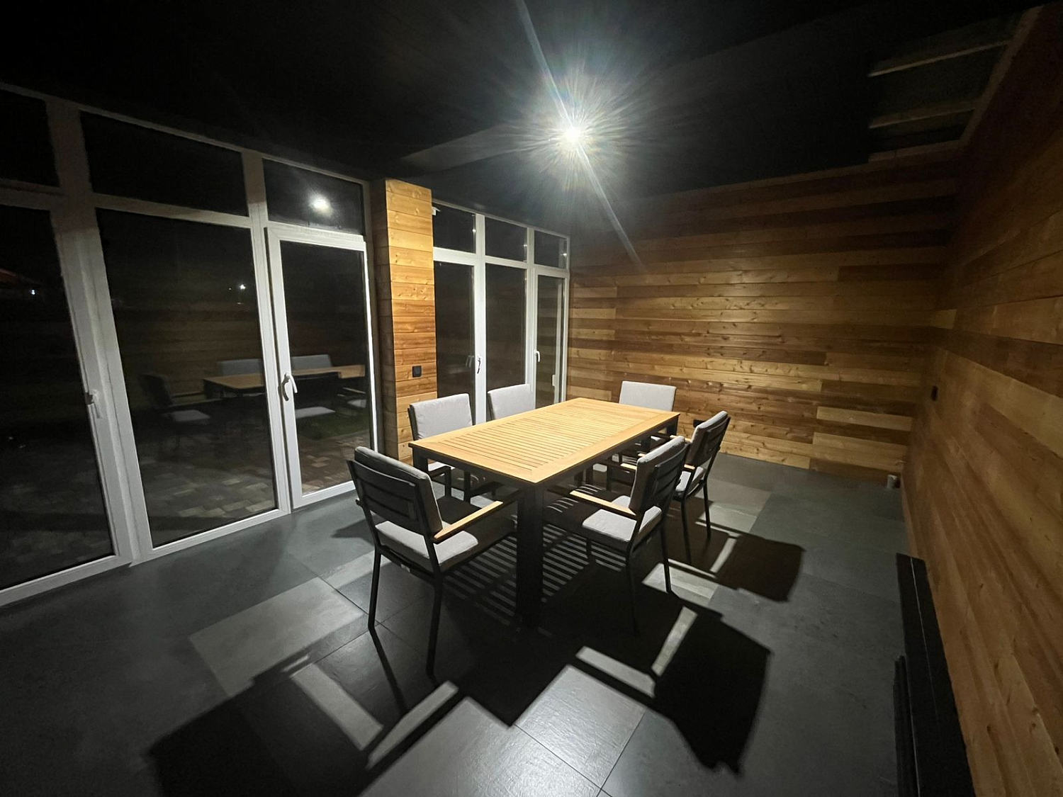 Обеденный комплект Royal Family OSCAR со столешницей из тика: атмосфера камерных ужинов в деревянном интерьере